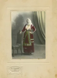 Kvinde iført traditionel kjole, Sardinien, Italien, fotografi af Camillo Toncker, Rom, ca. 1910