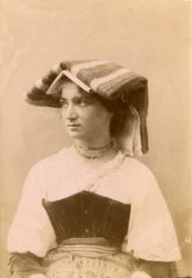Ung kvinde iført traditionel kjole og hovedbeklædning, det romerske landskab, Lazio, Italien, ca. 1905