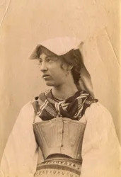 Ung kvinde iført traditionel kjole og hovedbeklædning, det romerske landskab, Lazio, Italien, ca. 1905