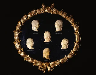 Et sæt på seks italienske Siena marmor relief profil buster af romerske kejsere, indridset med navnene Octavius, Galbin, Titus, Claudius, Julius og Nero