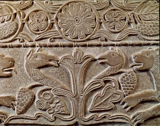 Middelalderens arkæologi (middelalderen). Barbarkunst fra Lombardiet: pluteus af prinsesse Theodote, kong Cuniperts elskerinde kaldet den fromme Cuniperto, regne fra 688 til 700). Detalje af tallerkenen med griffiner, ca. 720. Lombard kunst, marmor. Pavia,