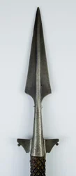 Bjørnespyd, ca. 1550 (stål og træ)