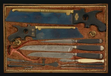 Æske med anatomiske instrumenter (træ og metal)
