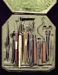 Æske med oftalmiske instrumenter (træ og metal)