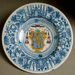 En kardinals våbenskjold. Keramisk fad fremstillet i Deruta, Italien. Omkring 1620, Firenze, Museo Nazionale del Bargello