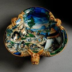 Keramisk skål formet som et dekoreret trekløver med en fremstilling af Hannibal under overgangen over Alperne, fremstillet i Urbino på Fontana-værkstedet, Italien. Omkring 1550, Firenze, Museo Nazionale del Bargello