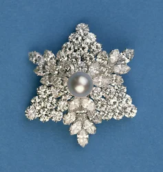 Cirkulær og marquise diamant snefnug broche fra Bulgari