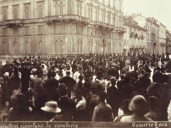Borgere udfordrer general Bava Beccaris kavaleri under optøjerne i Milano, 6.-9. maj 1898