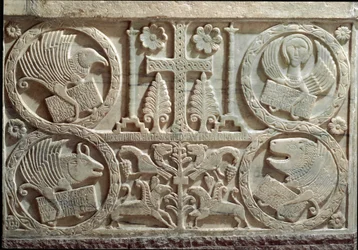 Detalje af stuk med symboler på de fire evangelister (tetramorf): englen for Sankt Matthæus, løven for Sankt Markus, tyren for Sankt Lukas og ørnen for Sankt Johannes. 730-740, Cividale, San Callistos dåbskapel