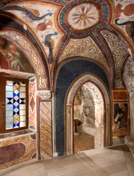 Indvendigt billede af kapellet i Saint Gregoire (Gregorio) dekoreret med fresker af byzantinske påvirkninger lavet af den romerske skole i det tidlige 13. århundrede. Klosteret Saint Benedetto (Sacro Speco), Subiaco (Rom), Italien