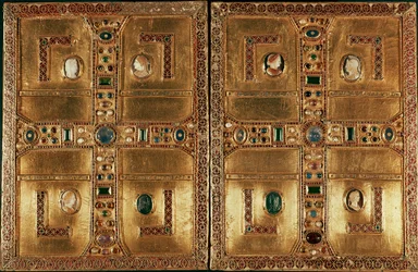 Lombard kunst: Evangelisk af Lombard prinsesse Theodelinde de Baviere (6. århundrede). Den er dækket af guldplader prydet med emalje, ædelstene danner et latinsk kors. 603. Basilica of San Giovanni Battista a Monza Italien - Lombard kunst: Evangelisk bog a
