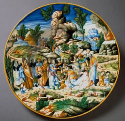 Moses lader vand strømme fra klippen og giver Israels folk at drikke. Keramisk fad fremstillet i Urbino på Fontana-værkstedet, Italien. Omkring 1560, Firenze, Museo Nazionale del Bargello