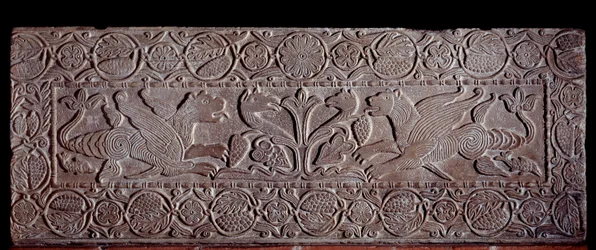 Brystning af sten dækket med lave relieffer, der repræsenterer Livets Træ, dragernes vinger, Fra Teodotes sarkofag, 8. århundrede