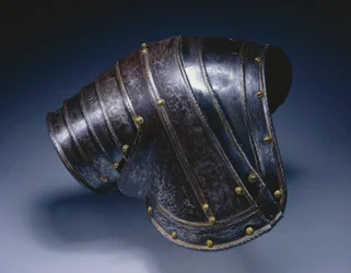 Pauldron til højre skulder, ca. 1560-70 (blåt og forgyldt stål)