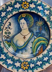 Tallerken dekoreret af en smuk kvindebuste, med tornekronemotiv, første halvdel af 1500-tallet (majolica)