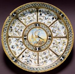 Fremstilling af den romerske helt Scaevola (Muzio Scevola). Keramiktallerken fremstillet i Urbino, Italien. Omkring 1590. Museo Nazionale del Bargello, Firenze