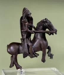 Romansk kunst: bronzeridderstatuette med rustning. Bronzeskulptur af den italienske skole. 11. eller 12. århundrede. Paris, Louvre-museet