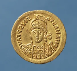 Solidus (forside) præget af Theodoric I (AD 471-AD 526) Østgotisk konge af Italien kopierer en solidus af Anastasius byzantinske kejser (AD 491-AD 518) (guld) Inskription: DN ANASTASIVS P F AVG