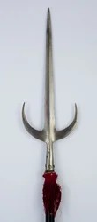Spetum (stål, træ, messing, tekstil og maling)