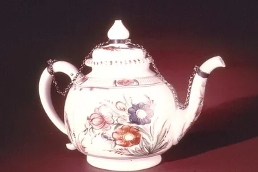 Tekande med emaljeret blomsterdesign, muligvis venetiansk, ca. 1750 (porcelæn)
