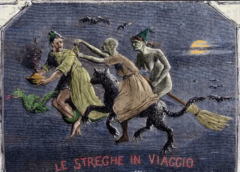 Heksene på vej til sabbatten: én sidder på en sort kat, en anden på en kost, og den tredje bærer en eliksir på en drage. Gravure