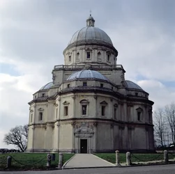 Udsigt over Santa Maria della Consolazione designet af Cola da Caprarola og færdiggjort af Ambrosio Barocci og Francesco da Vita, bygget 1508-24