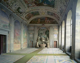 Udsigt over Sala dErcole (Hercules Hall) på piano nobile, med et springvand i den fjerne ende (se 95806) designet af Jacopo Vignola (1507-73) og delvist fresker af Federico Zuccaro (1540-1609) 15