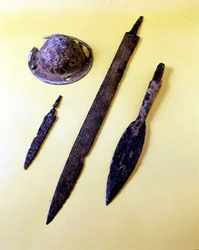 En langobardisk krigers våben: skjoldparaply, dolk, sværd og spydspids. Cividale del Friuli-museet.