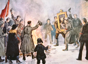 Bolsjevikiske soldater ved at brænde et portræt af zaren under den russiske revolution i 1917 (farve litho)