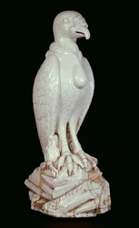 En af et par store hvide Meissen-figurer af gribbe, ca. 1731