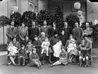 Den 9. hertug af Devonshire med sine børn og børnebørn i Chatsworth, julen 1925