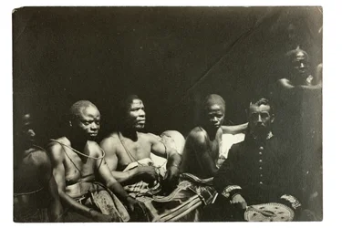 Kaptajn Gallwey og Edo-høvdinge, Benin, Nigeria, 1892 (gelatinesølvtryk)