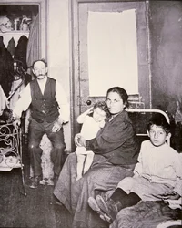Indvandrerfamilie, Lower East Side, New York City, ca. 1910 (s/h-foto)
