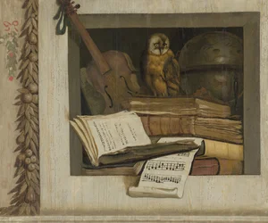 Stilleben med bøger, noder, violin, himmelglob og en ugle