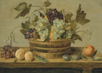 Nektariner og druer i en kurv på et bord, med blommer, appelsiner, en sommerfugl og en bille