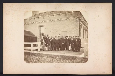 Gruppefoto af arbejderne, 1867-1869 Genvinding af søerne i Schieland øst for Rotterdam (serietitel på objekt)