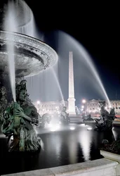 Udsigt over springvandet lavet af Jacques Ignace Hittorff og obelisken på Place de la Concorde i Paris.