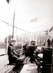 Bådpassagerer, Broek, Holland, 1898.