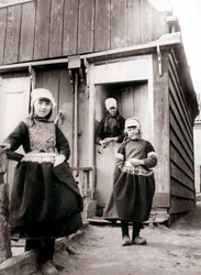 Piger i traditionel kjole, Marken Island, Holland, 1898.