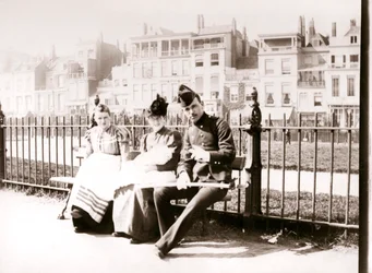 Folk på en bænk, Rotterdam, 1898