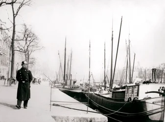 Politimand ved en kanal, Rotterdam, 1898.