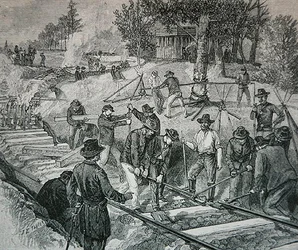 Tropper ødelægger et jernbanespor (gravering)