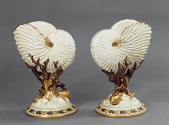 Par Worcester vaser formet som Nautilus skaller, 1880 porcelæn