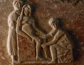 Et relief fra et romersk ægtepars grav viser en kvinde, der føder. Museo A...