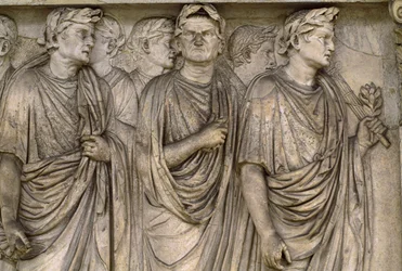 Ara Pacis Augustae, et fritstående alter med en gruppe enker, magistrater, præster...
