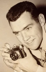 Milwaukee Post-fotograf James L. Stanfield. Milwaukee, Wisconsin. Han holder...
