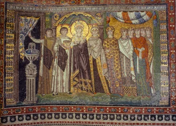 Mosaikkerne viser kejserinde Theodora flankeret af sine tjenere. San Vitale-kirken, Ravenna, Italien.