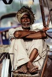 Pakistansk rickshaw-taxabærer venter på en tur i Karachi, Pakistan