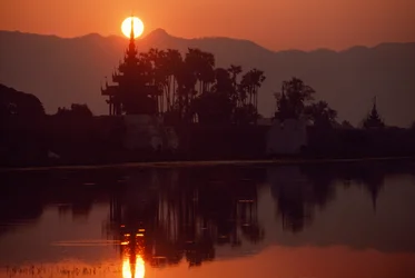 Solnedgang ved Kywe Sun Wharf. KYWE SUN WHARF, MANDALAY, BURMA.