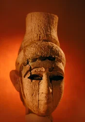 Denne ugaritiske skulptur er et potræthoved, men køn og klasse er ukendt. Damaskus, Syrien.